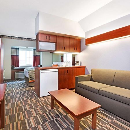 Microtel Inn & Suites Urbandale Bagian luar foto