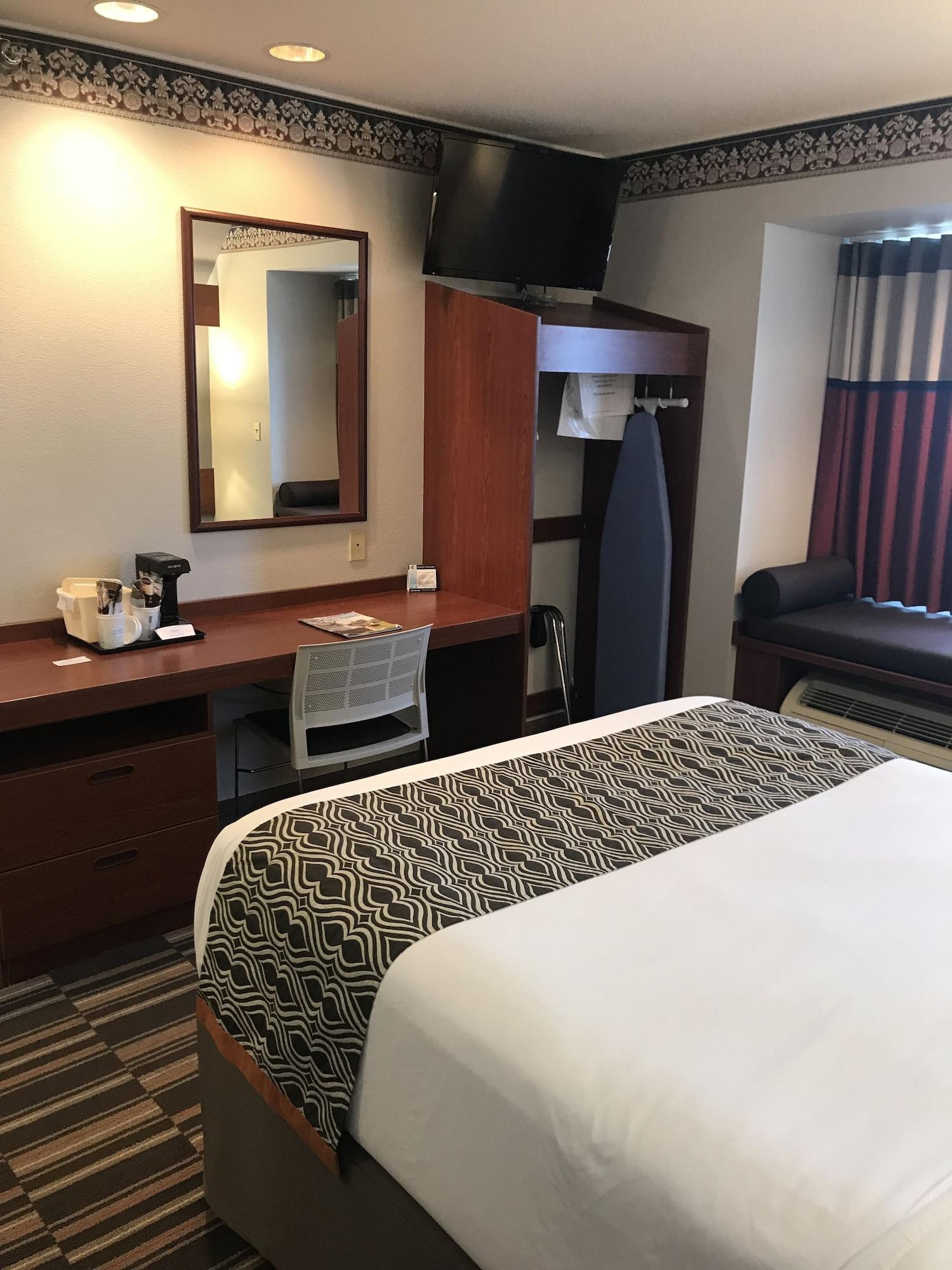 Microtel Inn & Suites Urbandale Bagian luar foto