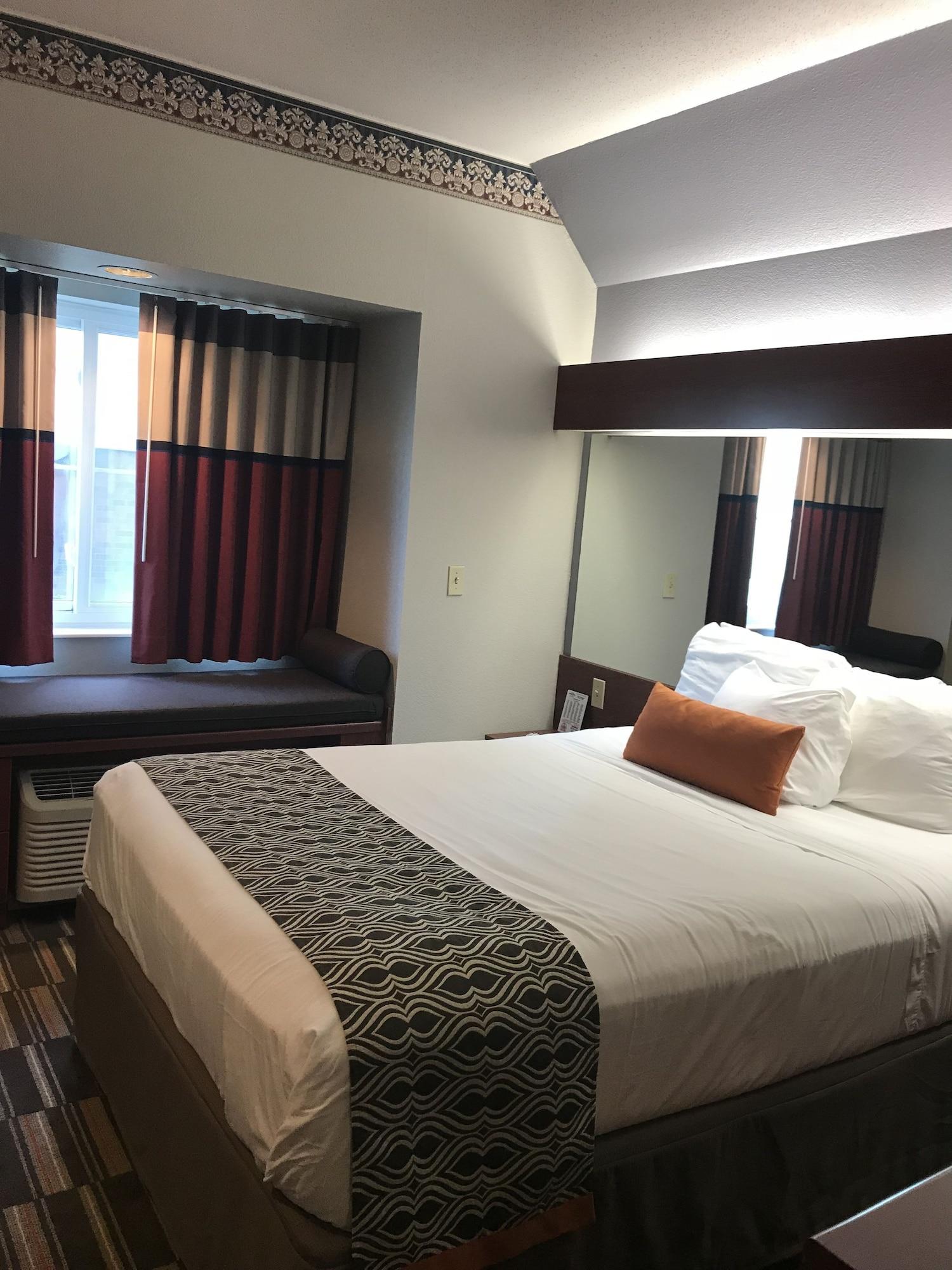 Microtel Inn & Suites Urbandale Bagian luar foto