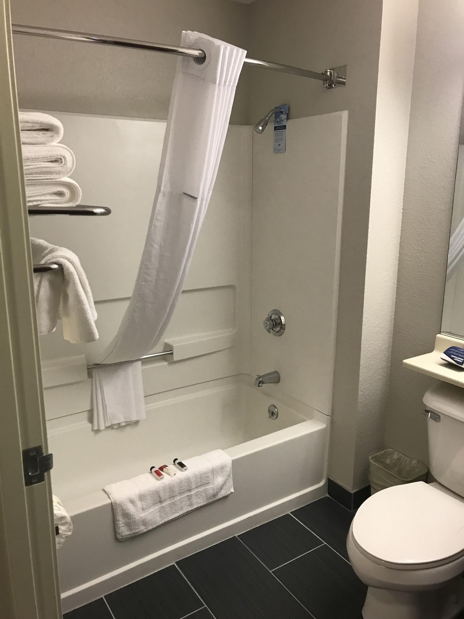 Microtel Inn & Suites Urbandale Bagian luar foto