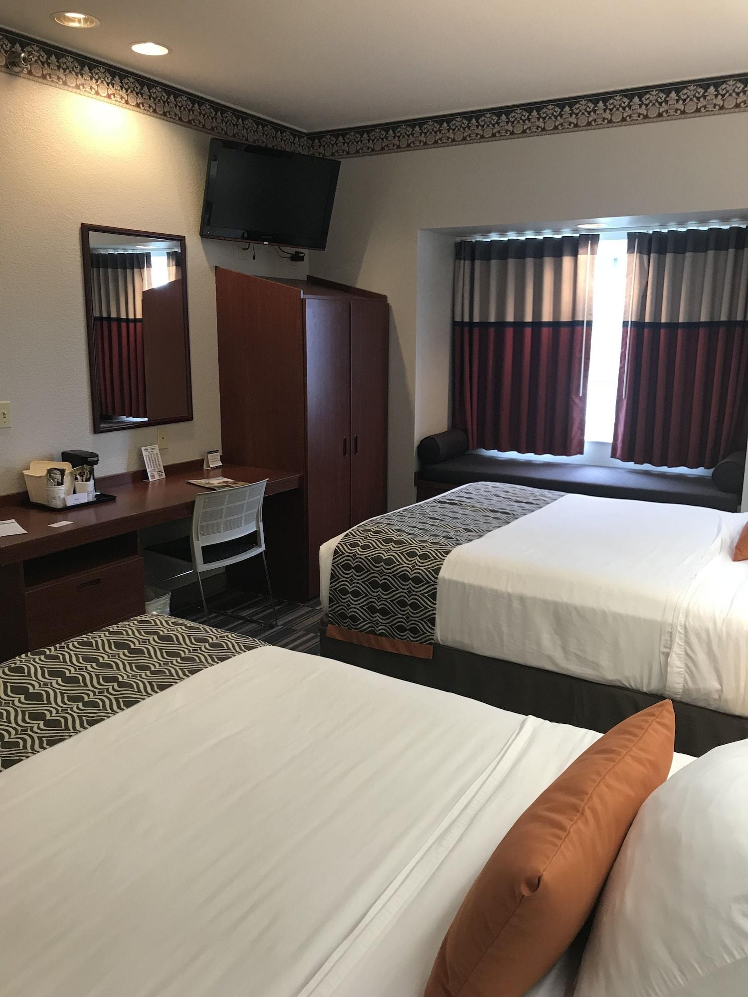 Microtel Inn & Suites Urbandale Bagian luar foto