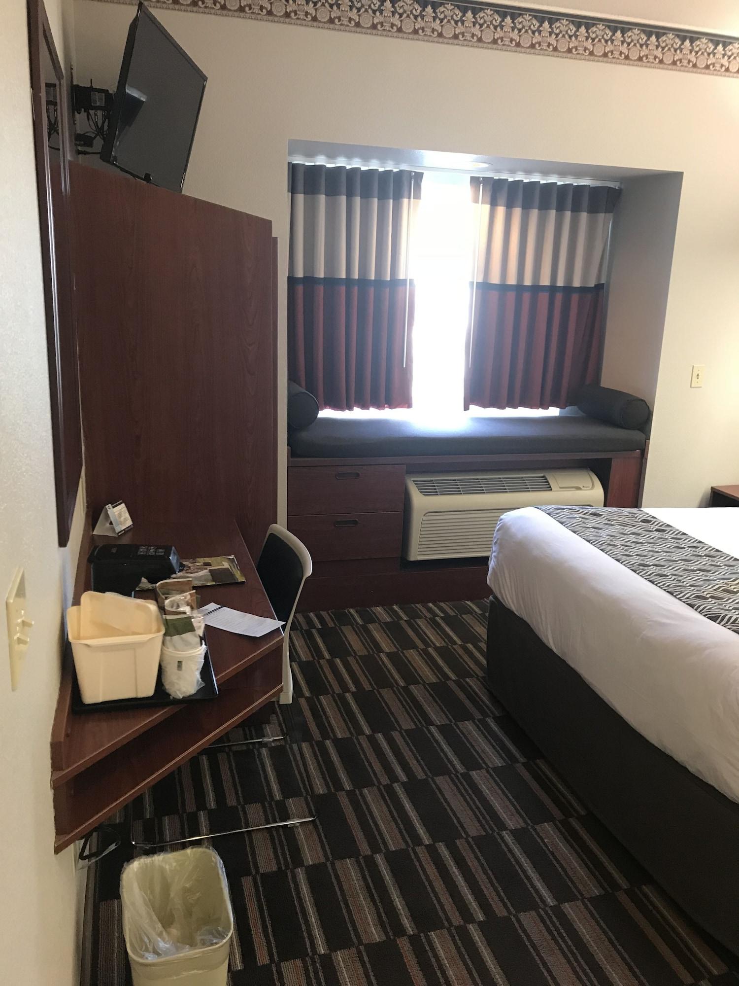 Microtel Inn & Suites Urbandale Bagian luar foto