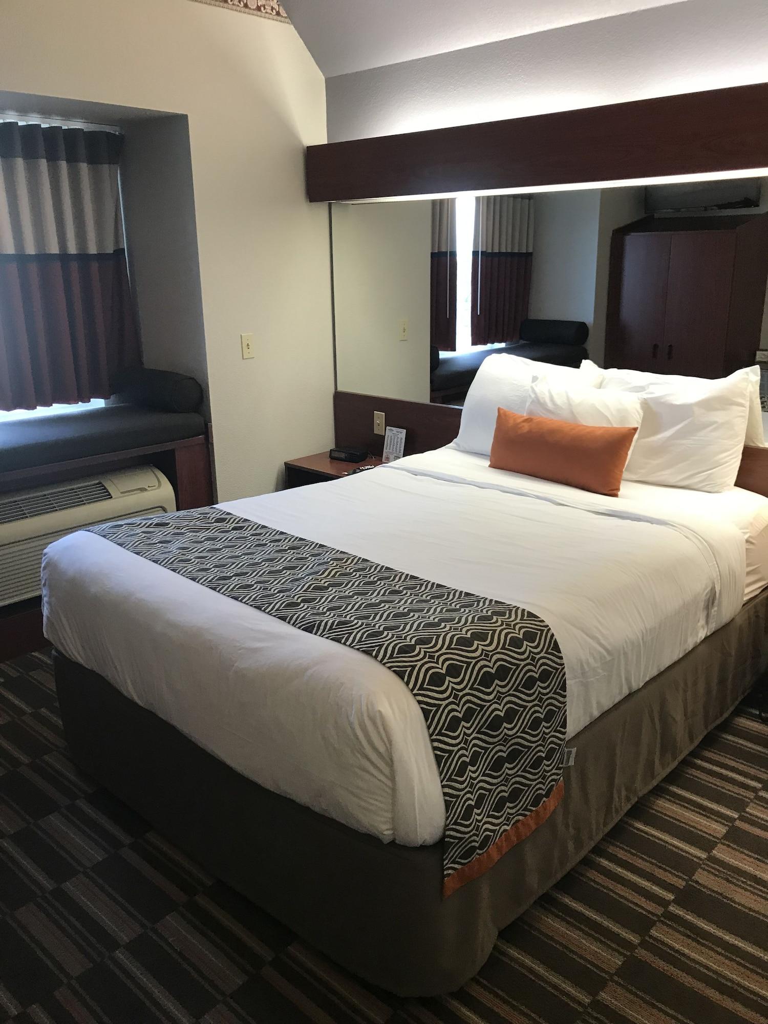 Microtel Inn & Suites Urbandale Bagian luar foto