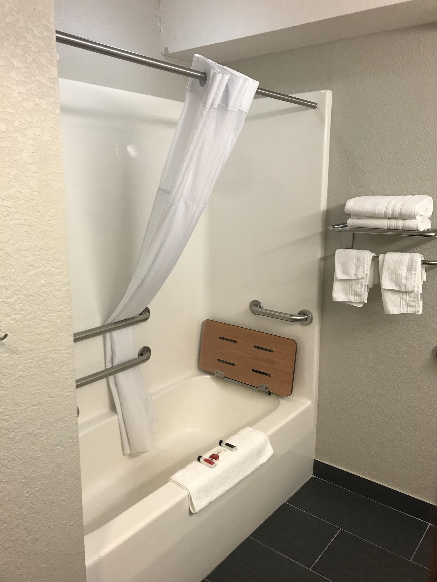 Microtel Inn & Suites Urbandale Bagian luar foto