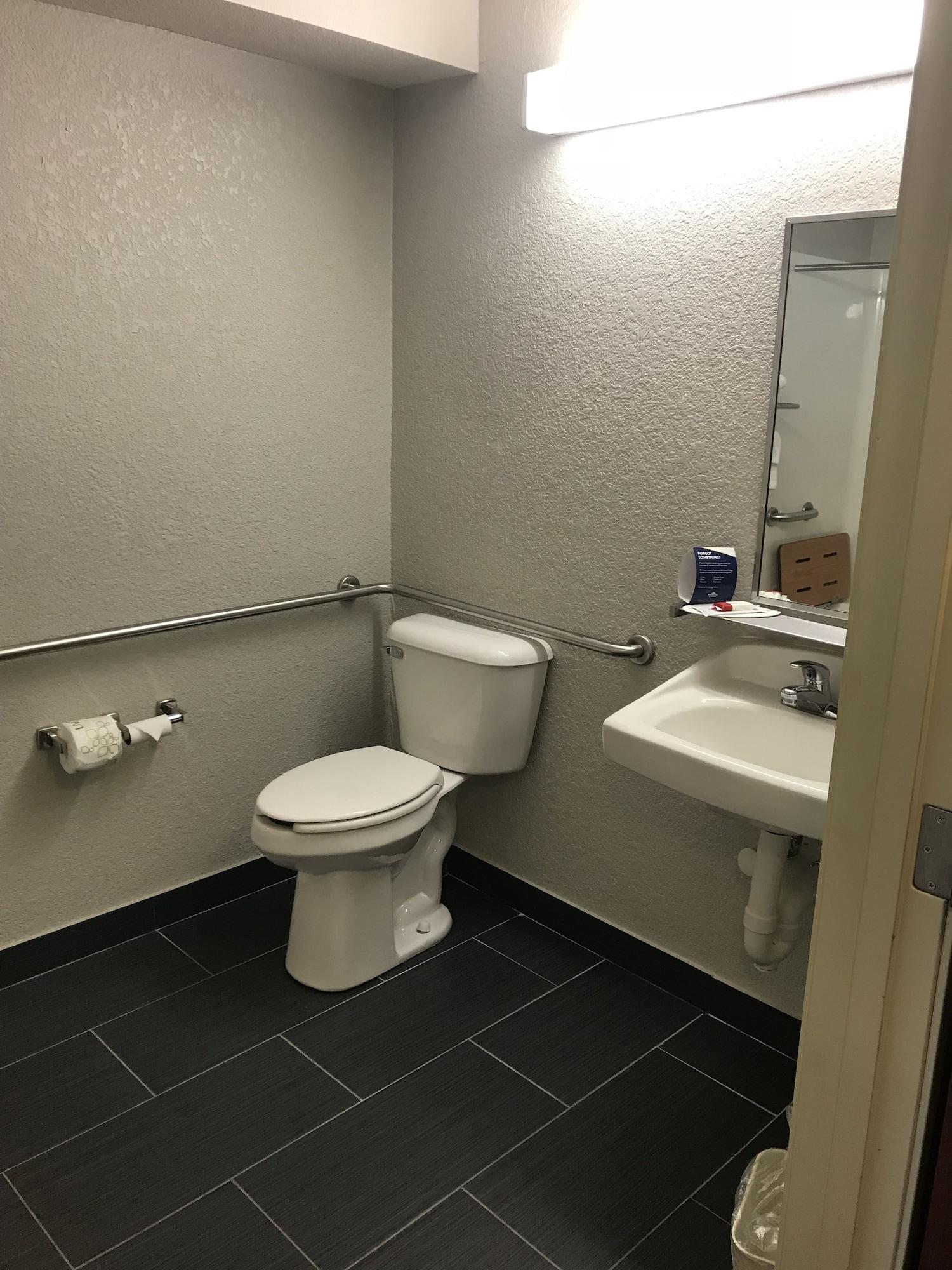 Microtel Inn & Suites Urbandale Bagian luar foto