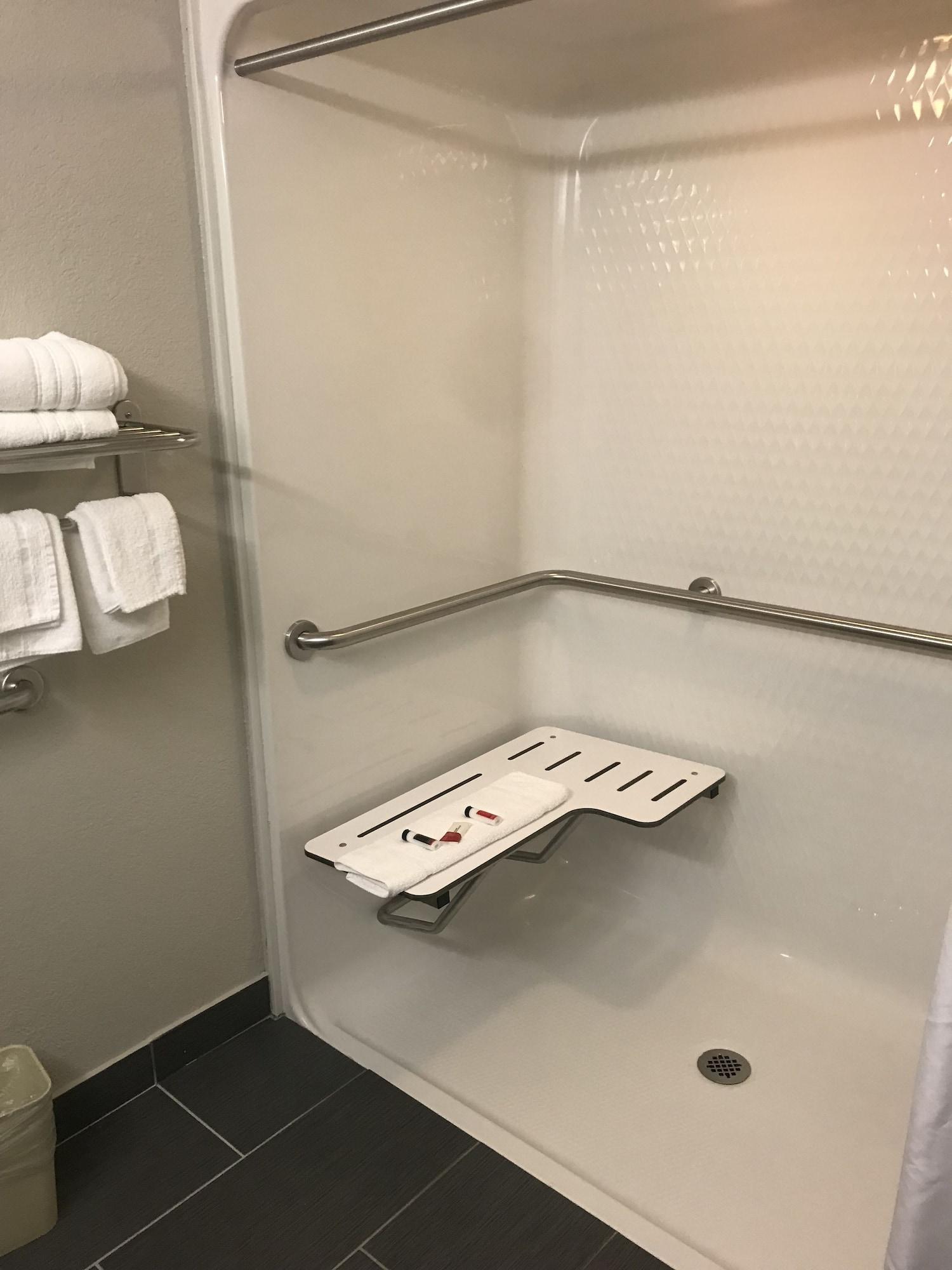 Microtel Inn & Suites Urbandale Bagian luar foto