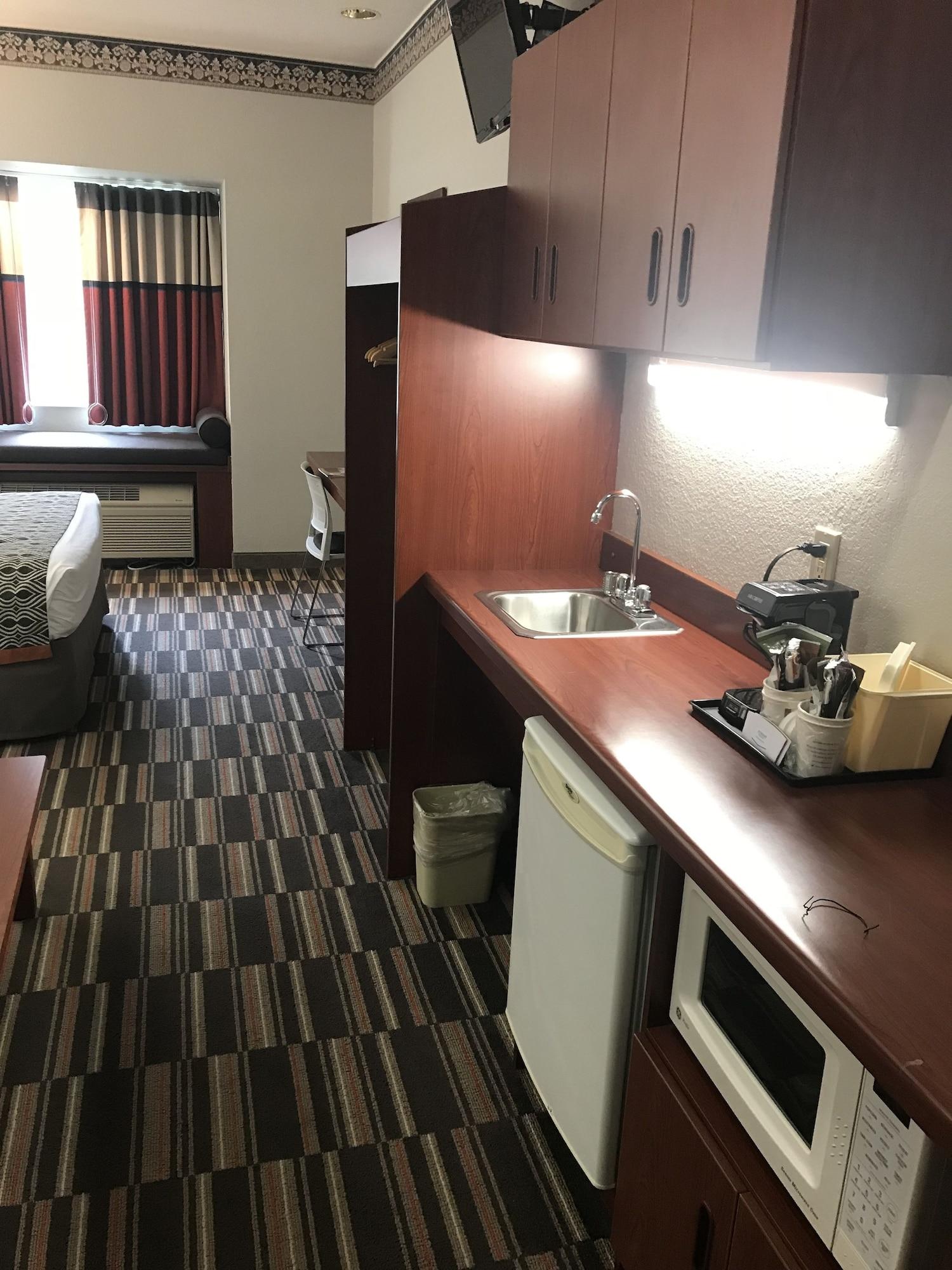 Microtel Inn & Suites Urbandale Bagian luar foto