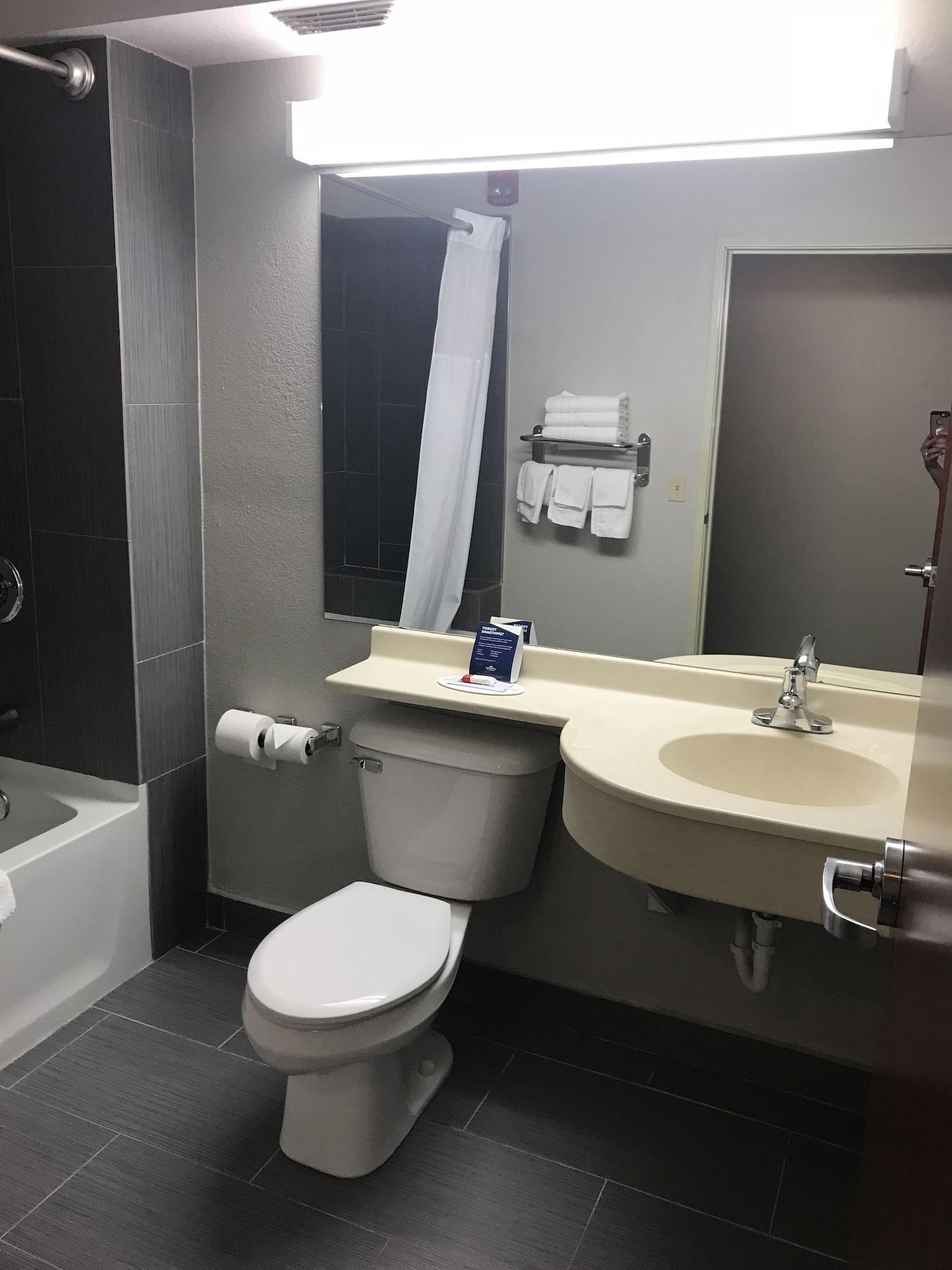 Microtel Inn & Suites Urbandale Bagian luar foto