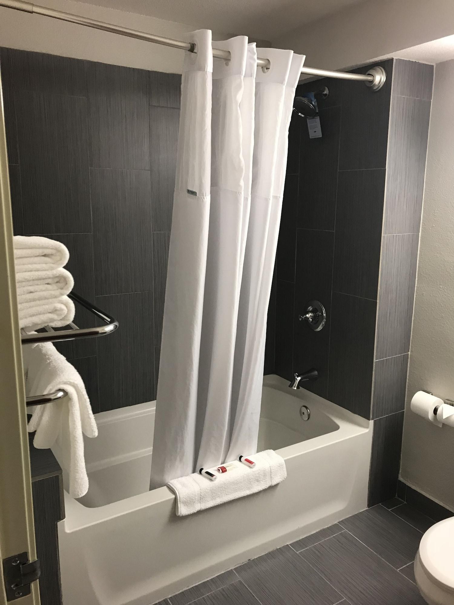 Microtel Inn & Suites Urbandale Bagian luar foto