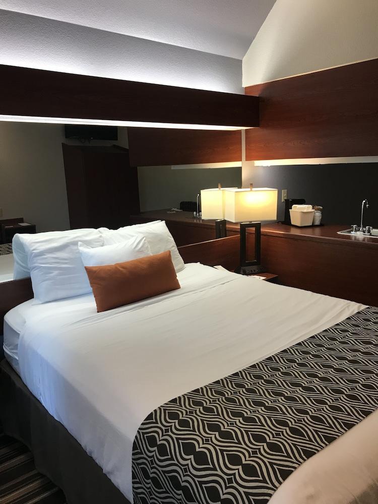 Microtel Inn & Suites Urbandale Bagian luar foto