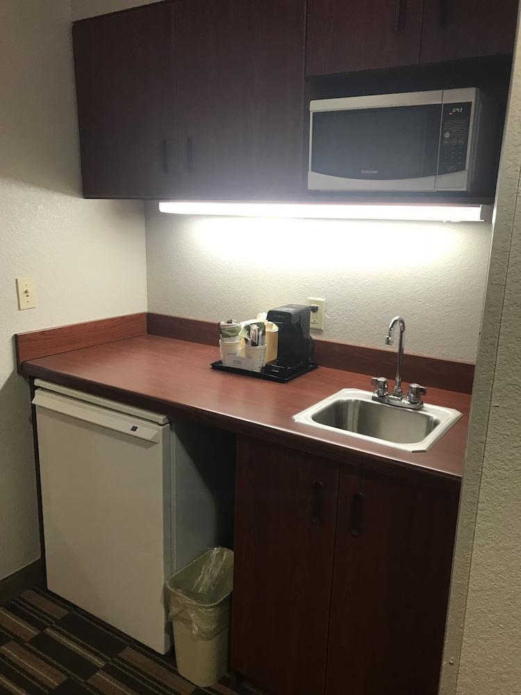Microtel Inn & Suites Urbandale Bagian luar foto