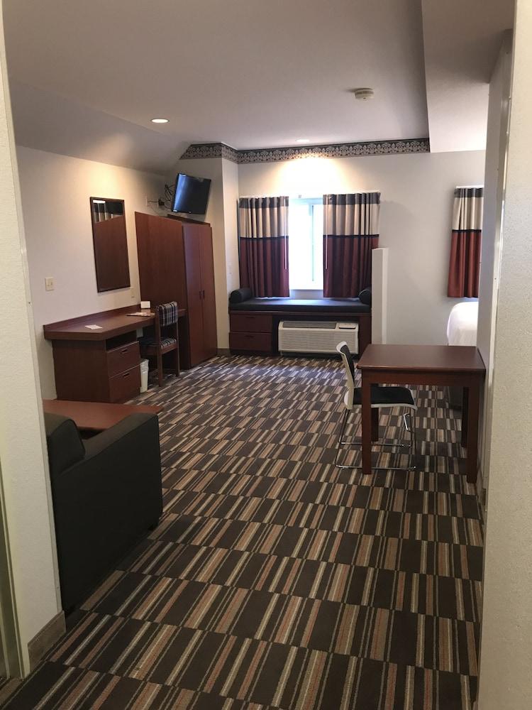 Microtel Inn & Suites Urbandale Bagian luar foto