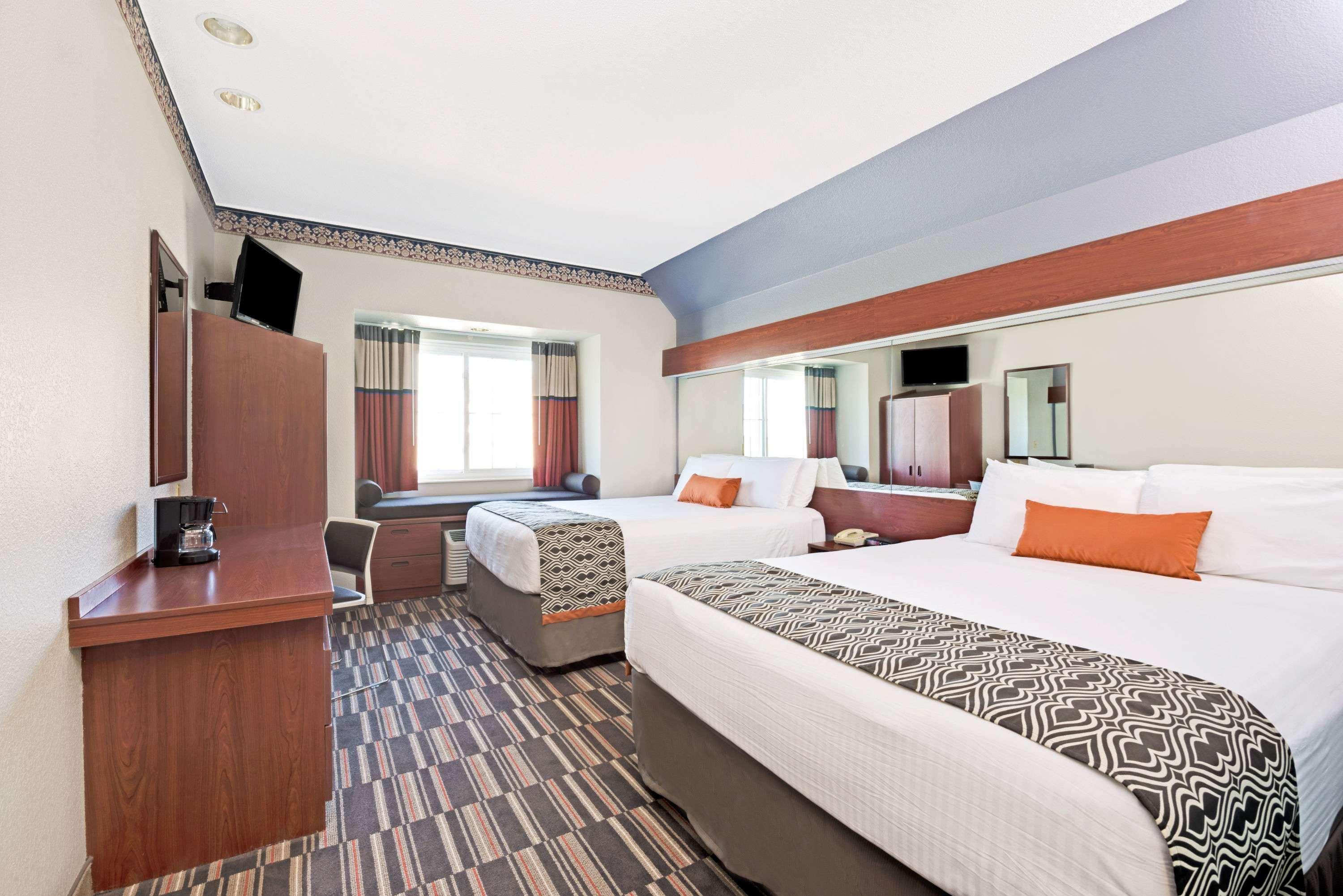 Microtel Inn & Suites Urbandale Bagian luar foto