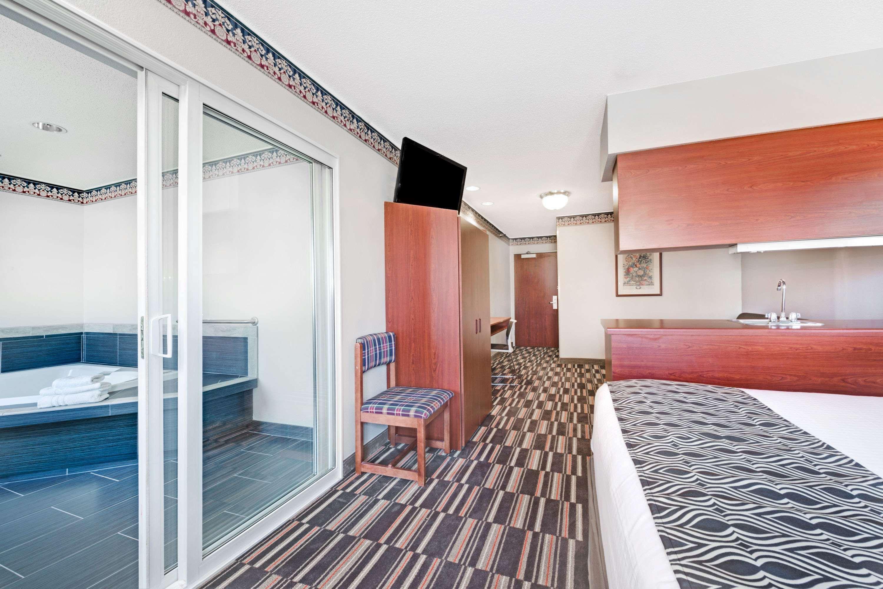 Microtel Inn & Suites Urbandale Bagian luar foto