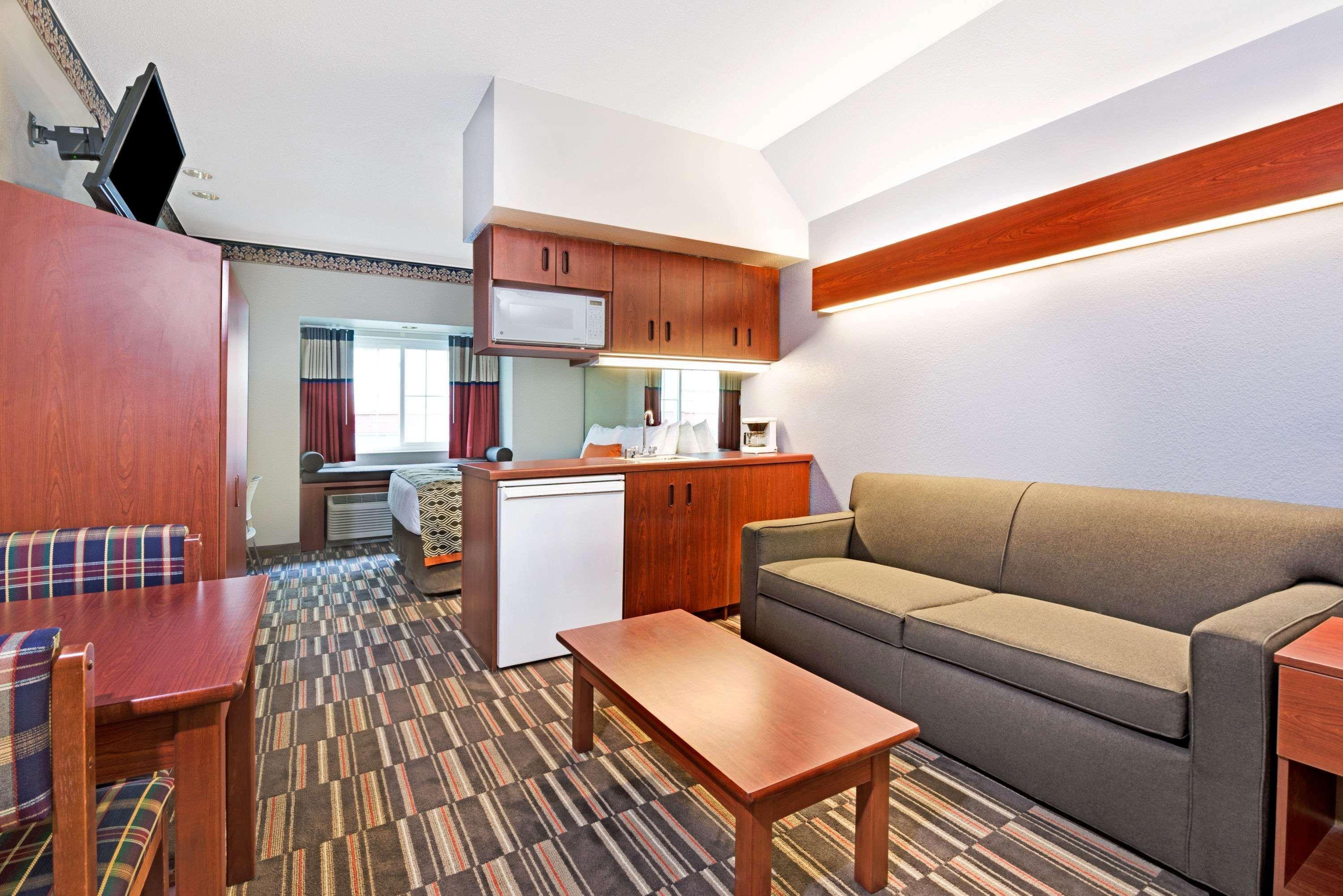 Microtel Inn & Suites Urbandale Bagian luar foto