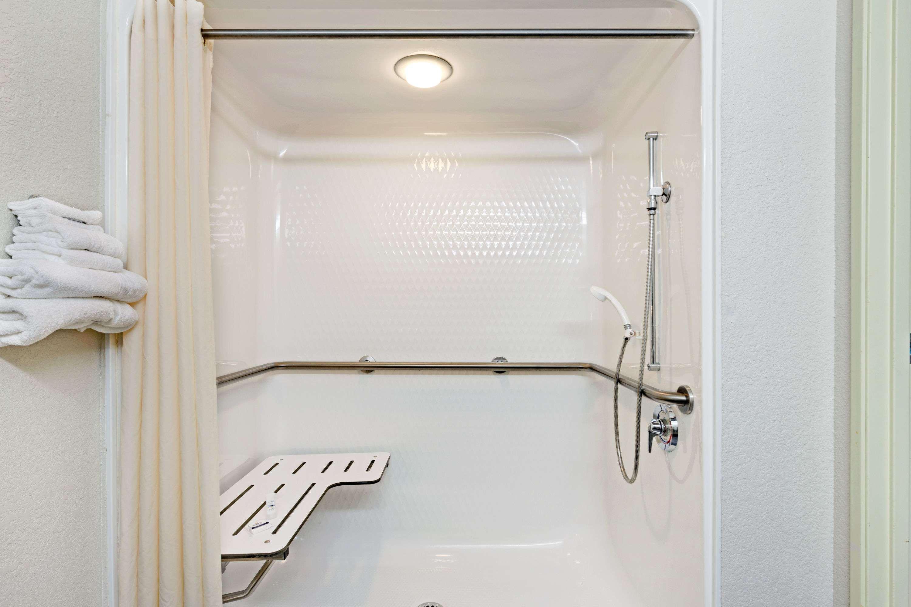Microtel Inn & Suites Urbandale Bagian luar foto