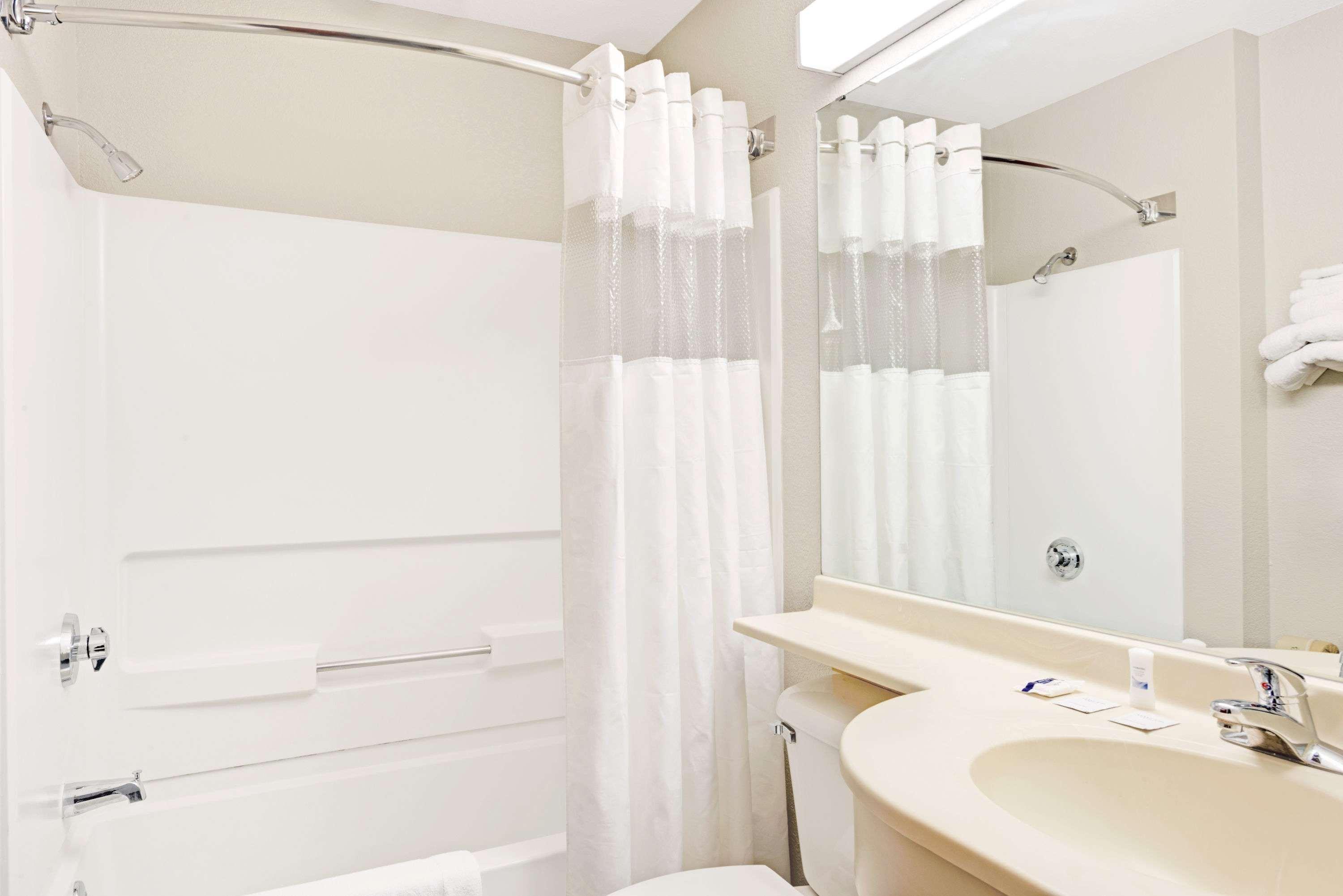 Microtel Inn & Suites Urbandale Bagian luar foto