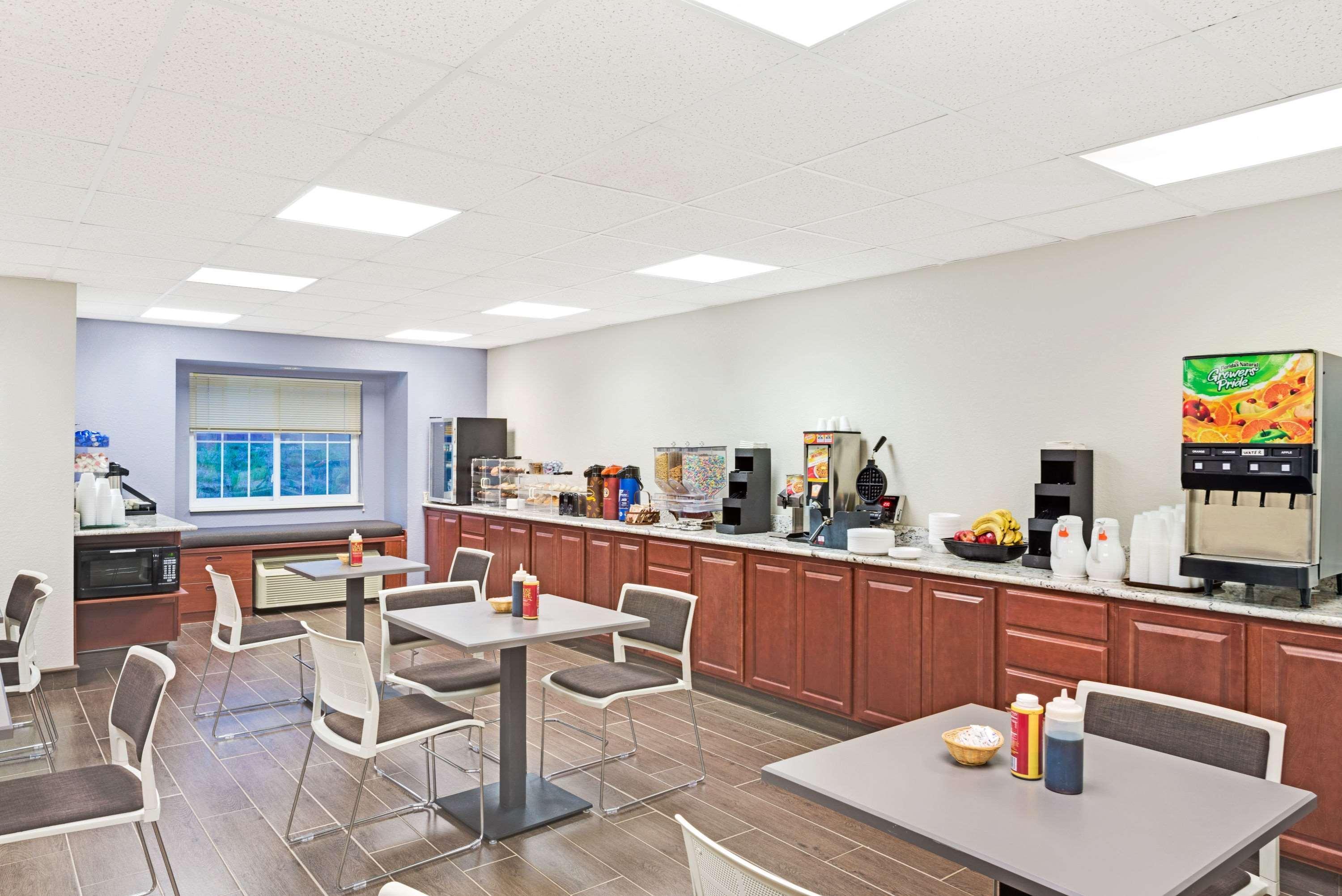 Microtel Inn & Suites Urbandale Bagian luar foto