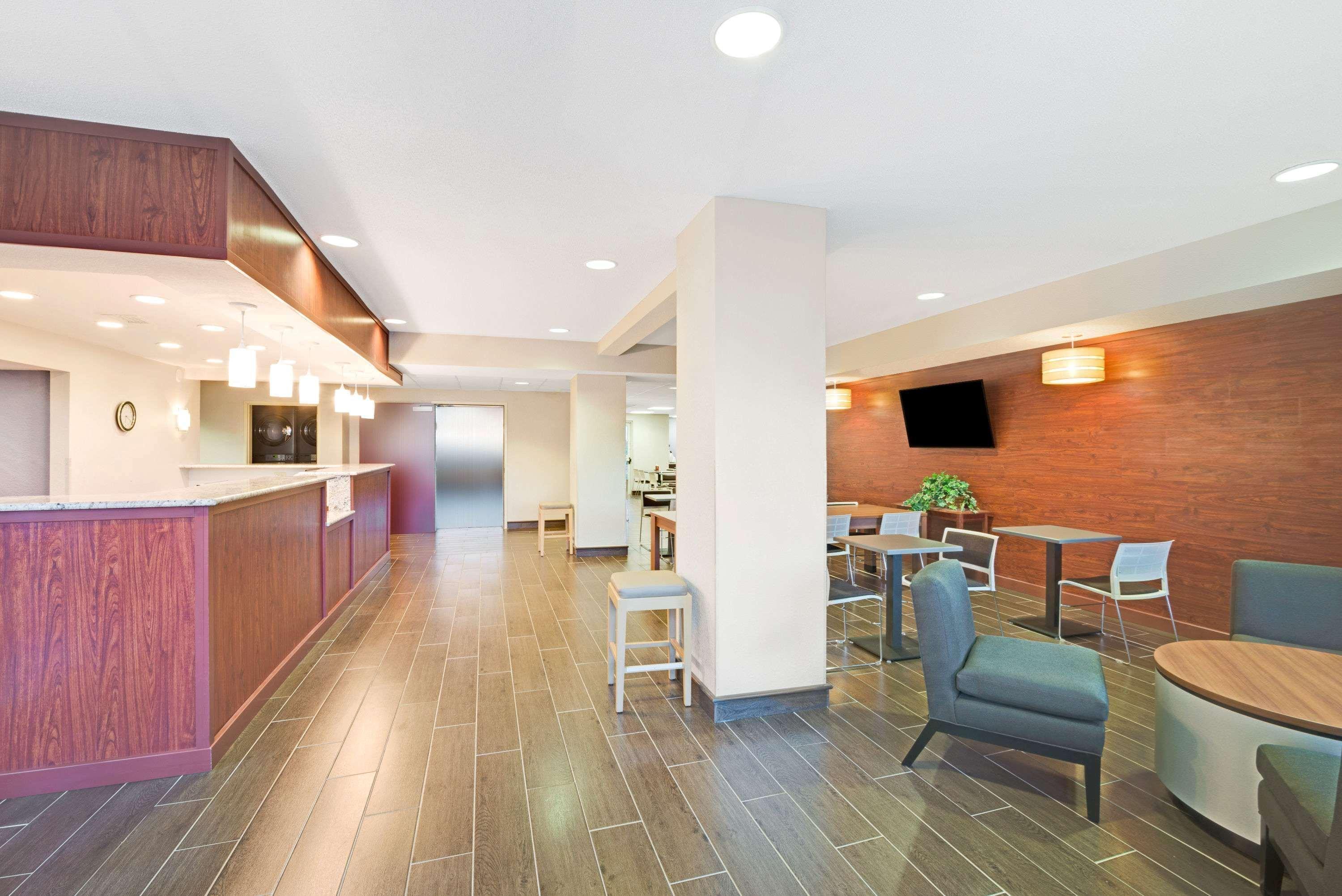 Microtel Inn & Suites Urbandale Bagian luar foto