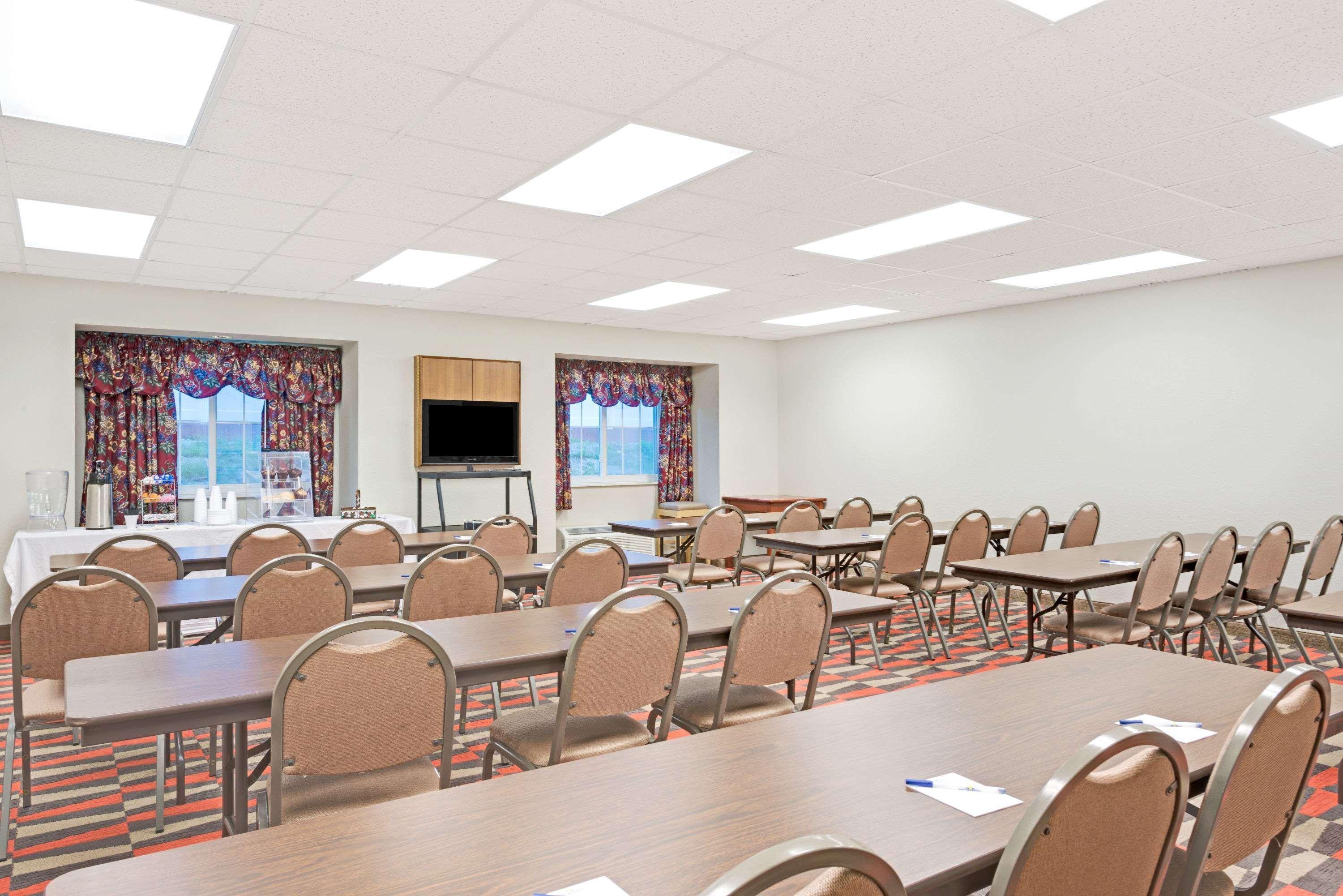 Microtel Inn & Suites Urbandale Bagian luar foto