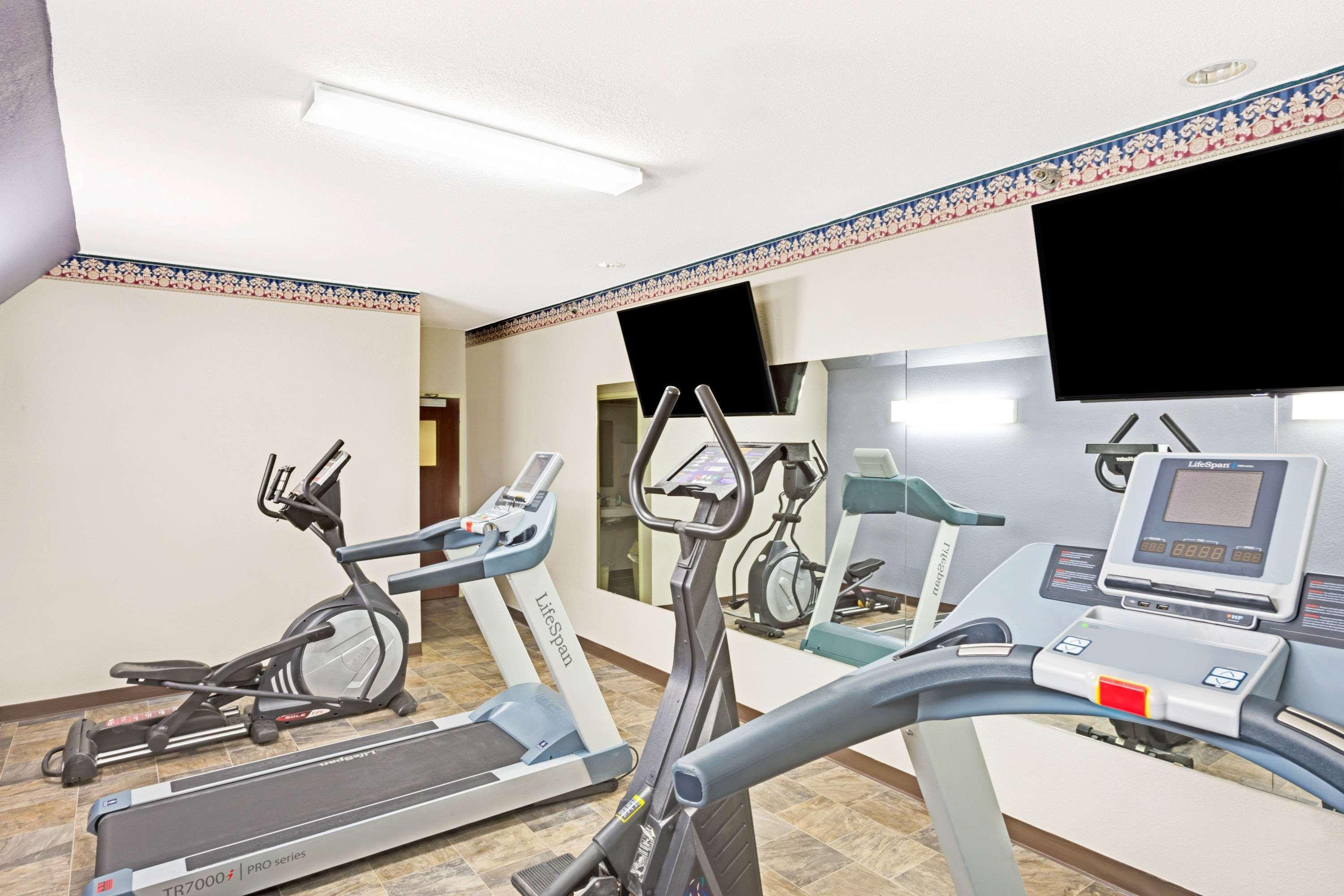 Microtel Inn & Suites Urbandale Bagian luar foto