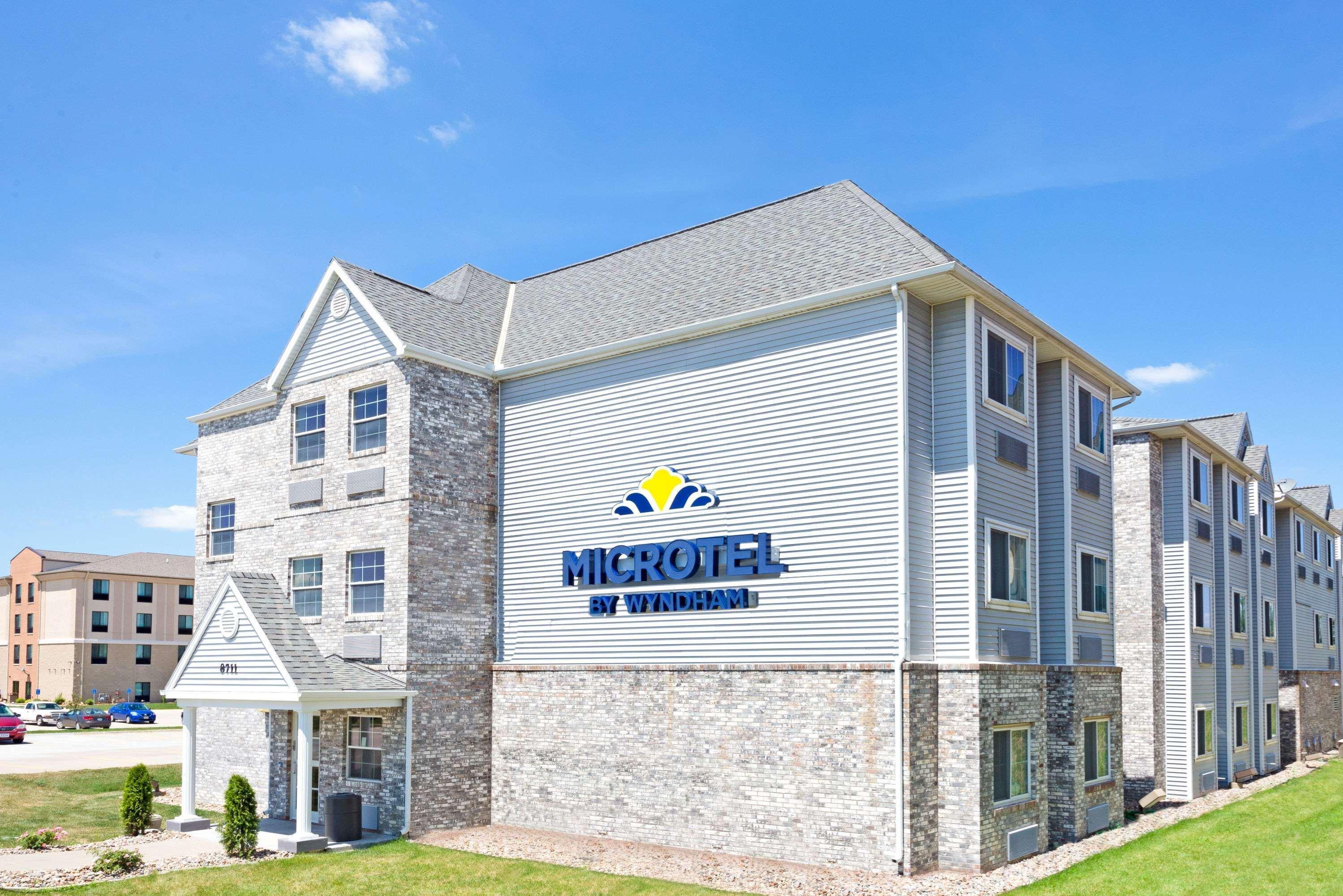 Microtel Inn & Suites Urbandale Bagian luar foto