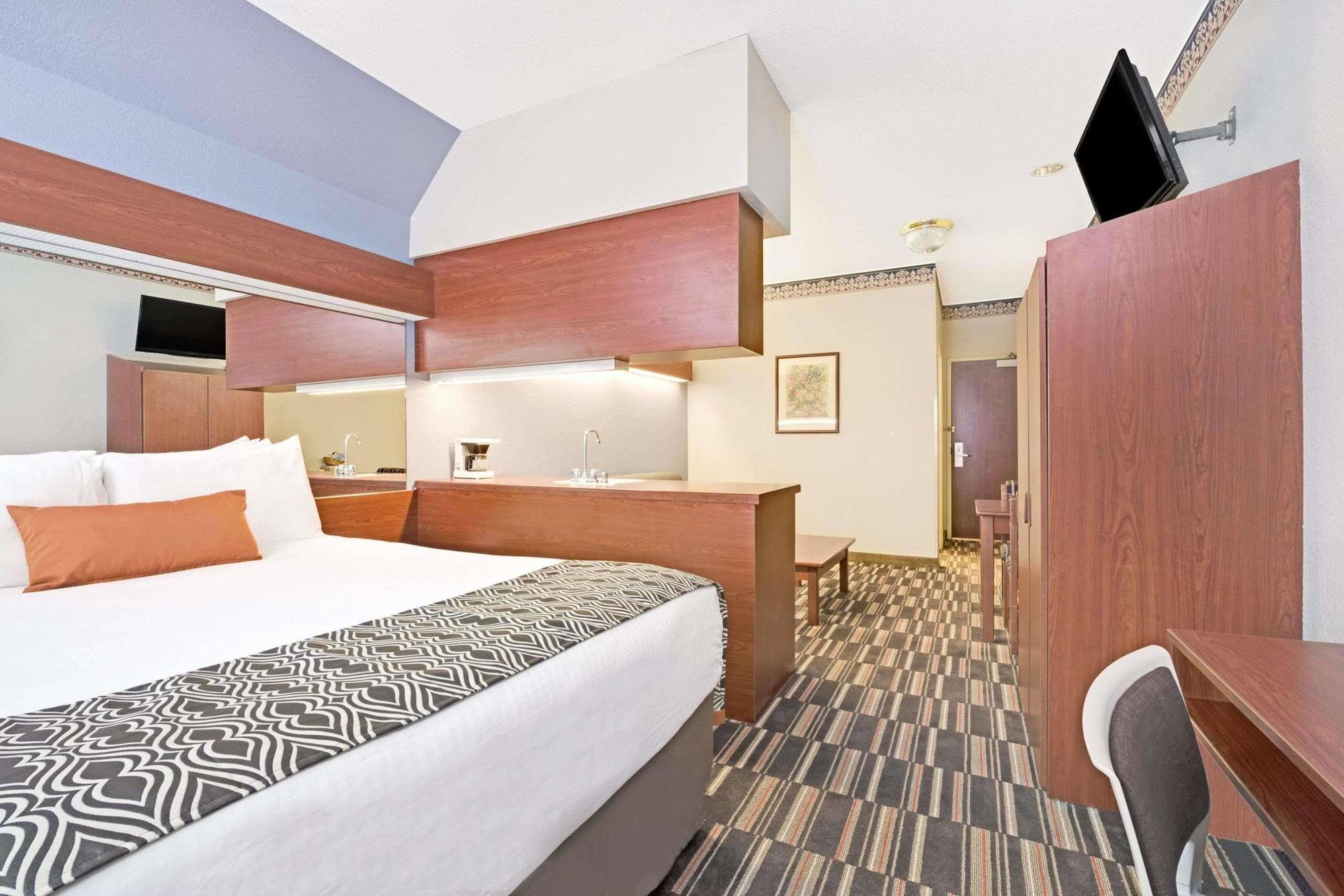 Microtel Inn & Suites Urbandale Bagian luar foto