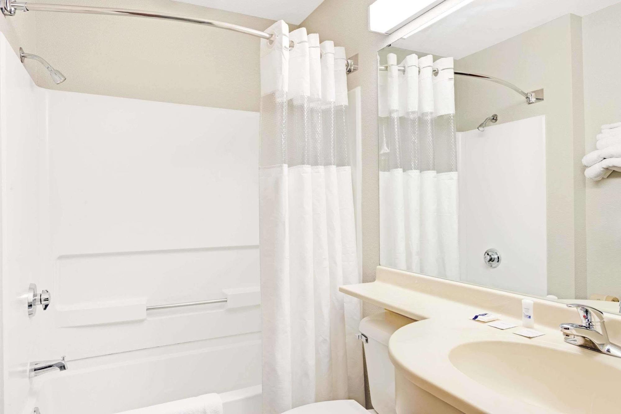 Microtel Inn & Suites Urbandale Bagian luar foto