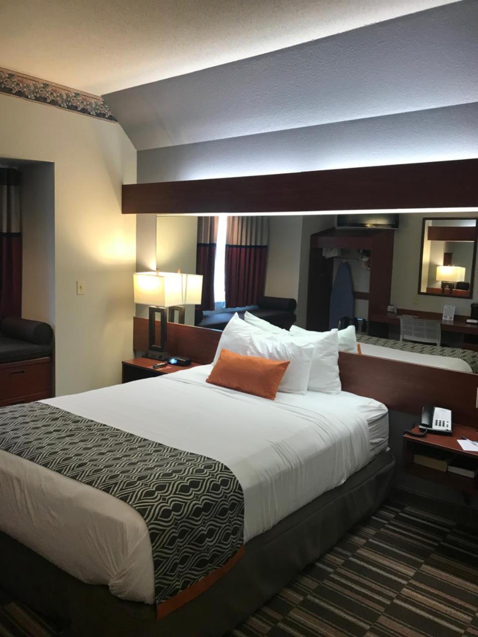 Microtel Inn & Suites Urbandale Bagian luar foto