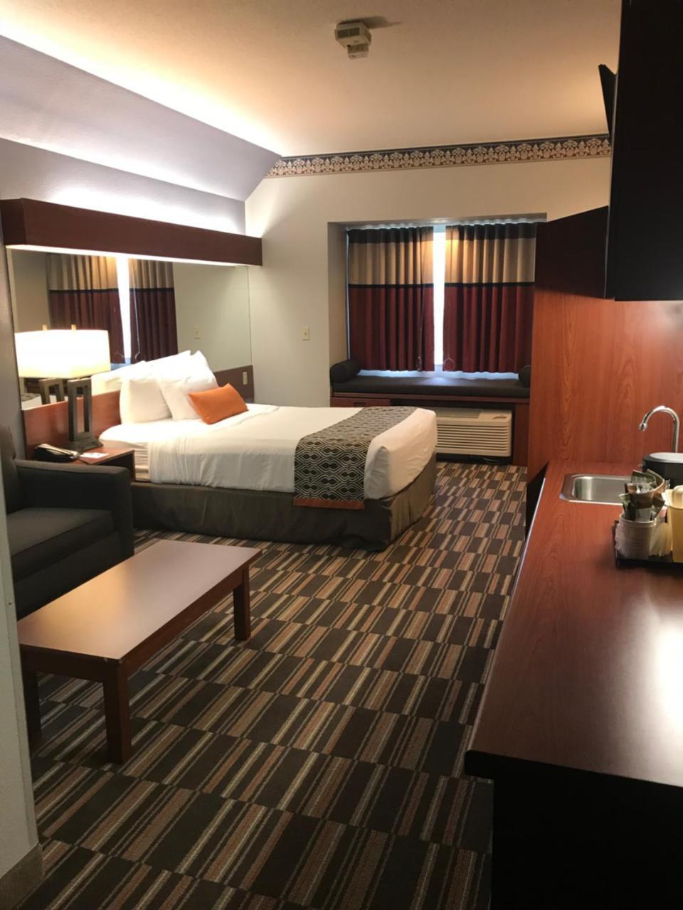 Microtel Inn & Suites Urbandale Bagian luar foto